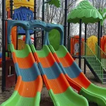toboganes y juegos infantiles en parque