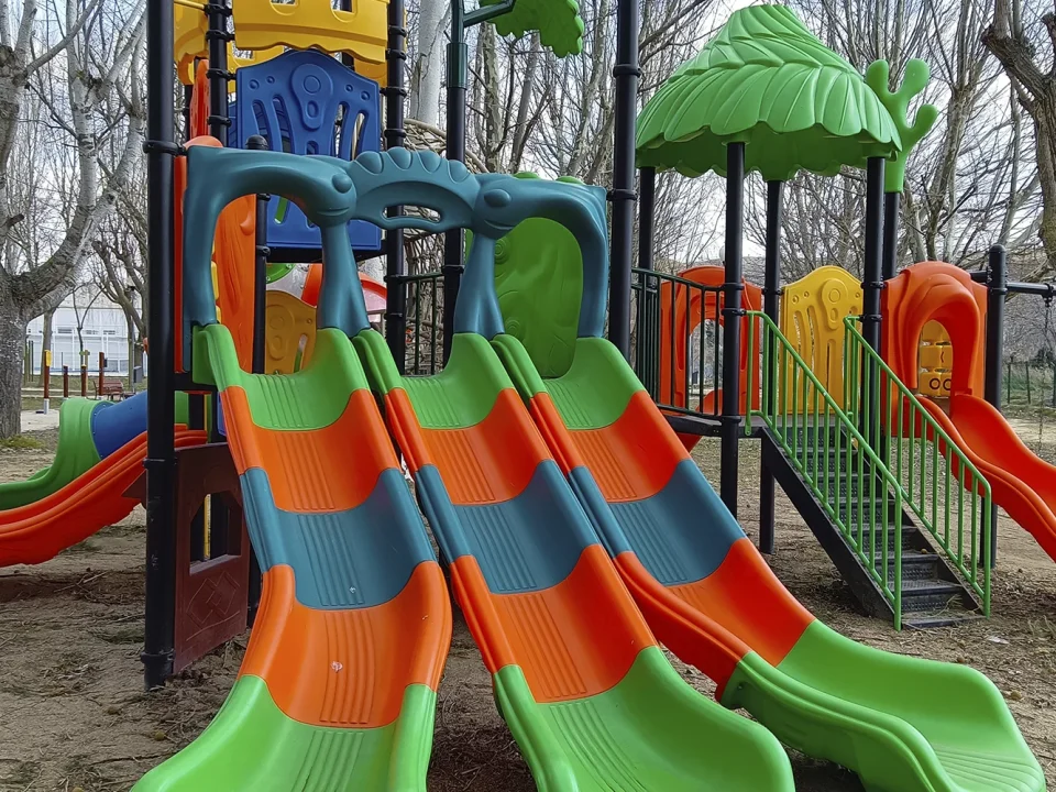toboganes y juegos infantiles en parque