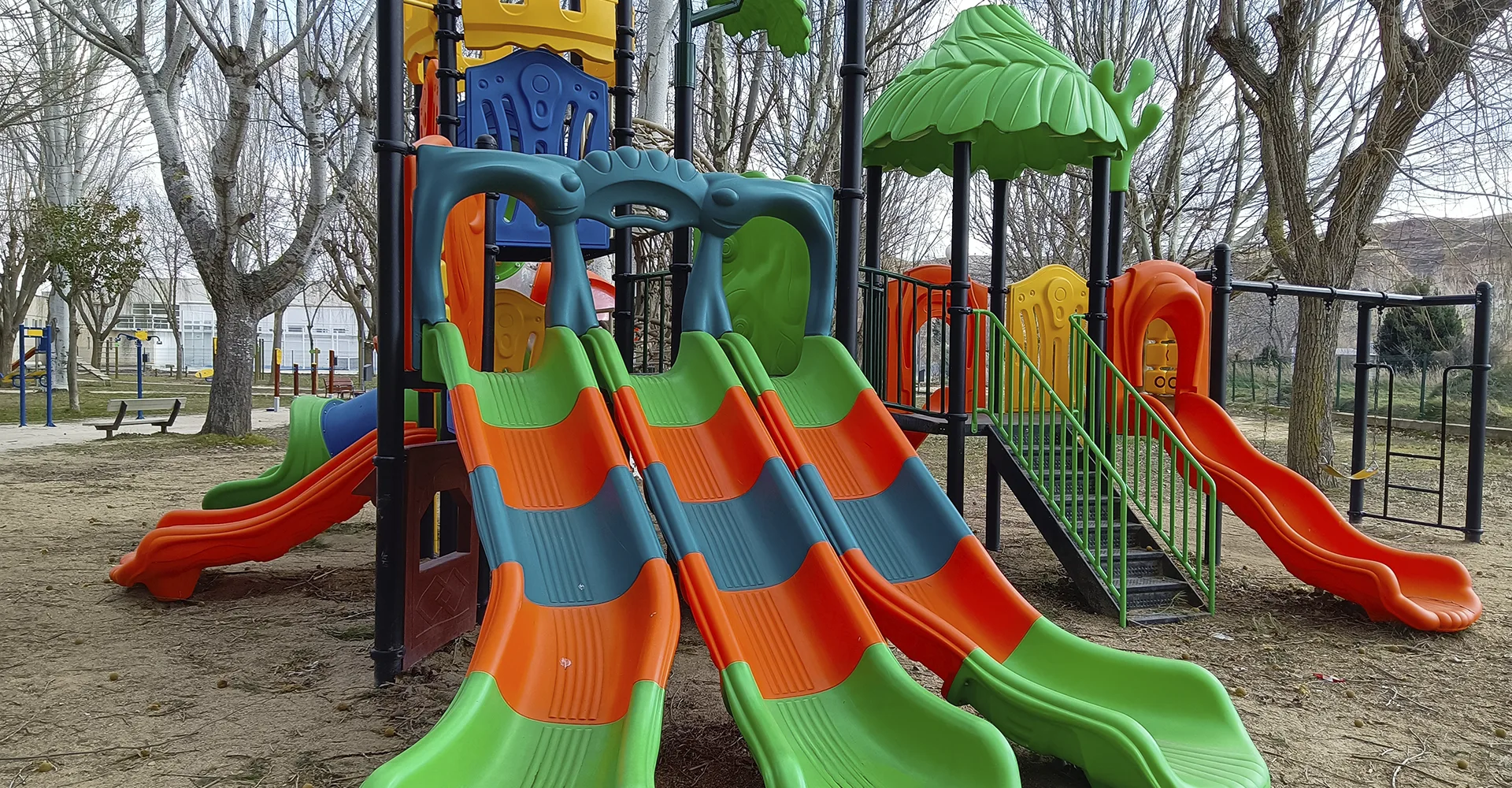 toboganes y juegos infantiles en parque
