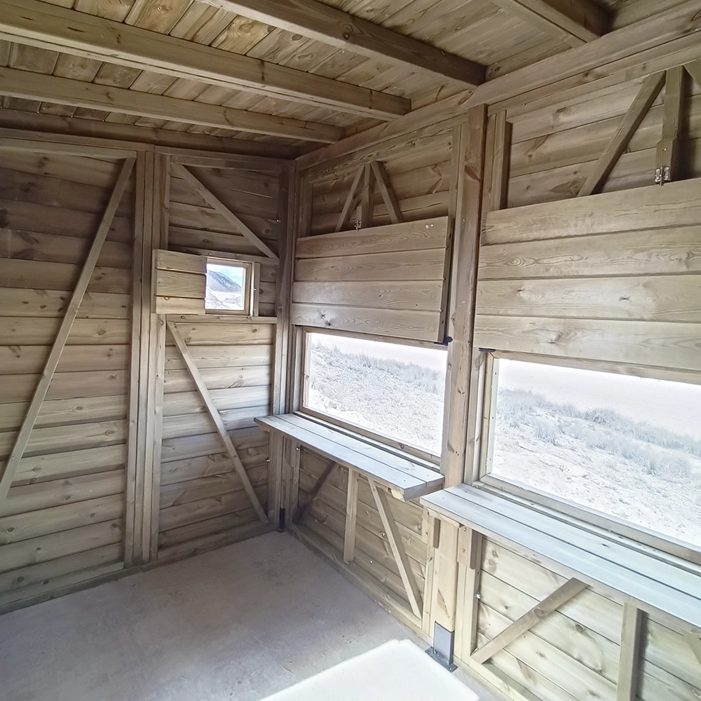 foto interior de observatorio de aves de madera