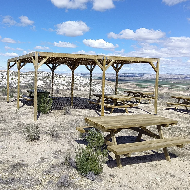 pérgola y mesa con bancos de madera