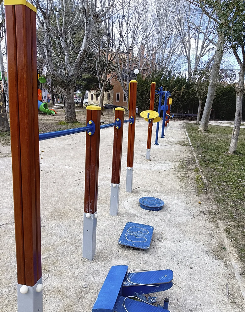 postes de madera y elementos de parque de tercera edad