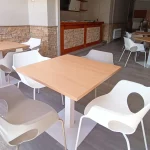 mesas y sillas en interior