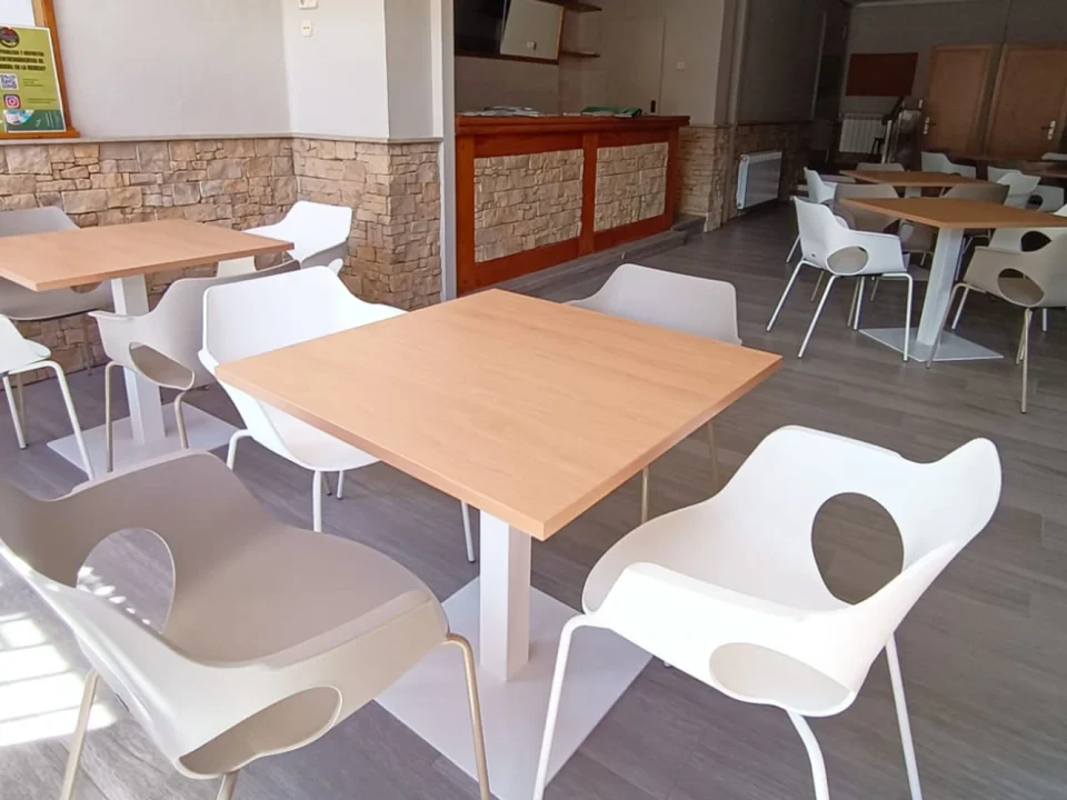 mesas y sillas en interior