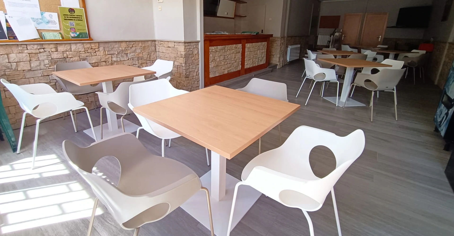 mesas y sillas en interior