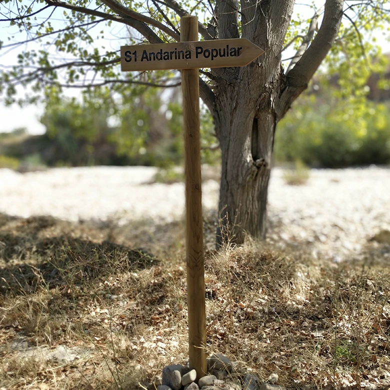 poste de madera de señalización